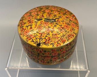 Joyero nepalí de papel maché, hermoso diseño dorado con flores y pájaros.