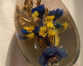 Huevo de lucita con flores secas