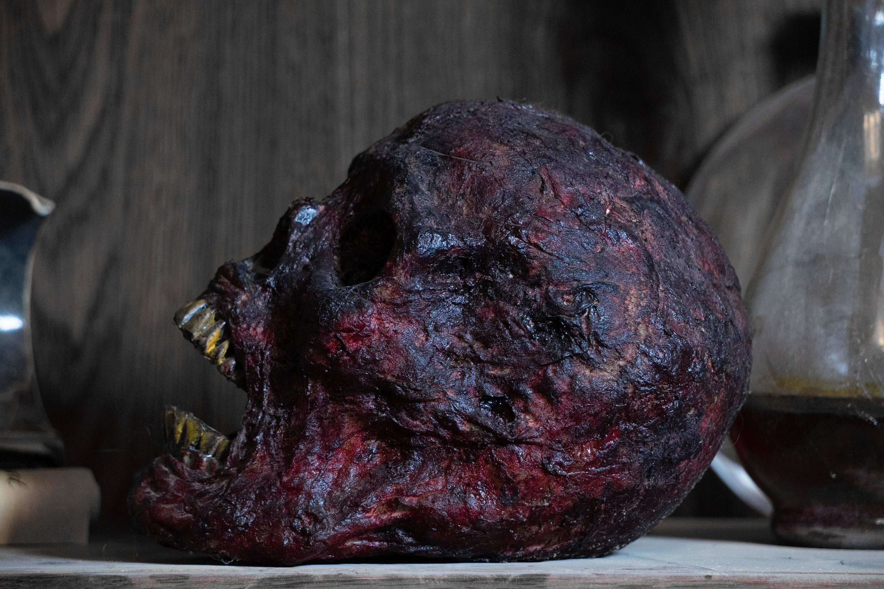 NEUE LEBENSGRÖSSE Gebrannte Menschliche Kopf Lebensgroß - Realistische Verkohlte Requisite | Gruseliger Makaber Totenkopf | Vinyl und Latex Halloween Party Dekoration