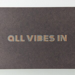 Postkarte "all vibes in" - auf fester Holzschliffpappe gedruckt