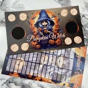 Pumpkin Witch Würfelsparspiel mit 2 Rubbelfeldern und doppelseitig bedruckten Tracker / für A6 Zippertaschen