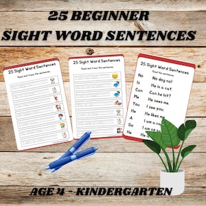 Op de afbeelding: Drie werkbladen met zinsconstructies met de tekst "25 Beginner Sight Word Sentences" en "Age 4 - Kindergarten". Twee blauwe pennen staan op de voorgrond. Een kleine potplant staat rechts.