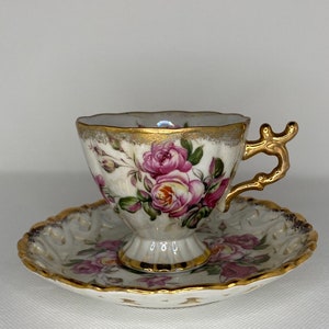 Taza de té y platillo vintage de loza lustrosa Shafford de los años 50. Taza con base de pedestal, platillo reticulado, pintado a mano sobre crema, rosas rosadas, borde dorado. Japón.