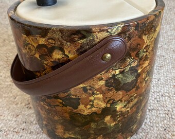 Secchiello per ghiaccio in finta tartaruga, vinile marrone/oro/plastica bianca con coperchio incernierato e manico. Nessun marchio, VTG anni '70.