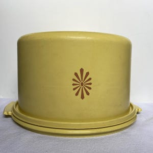 Tupperware Cake Carrier Harvest Gold (684-4) VTG 70&#39;s USA.Ink stain. no handle.