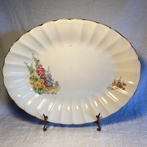 Sovereign Potters Servierplatte „Malven“ aus Steingut, groß, creme, multicolor geblümt, geriffelter Rand, Goldrand.  Vintage 1930 Kanada.