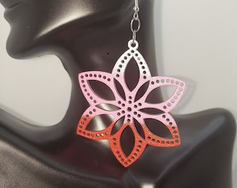 Pendientes de madera pintados a mano en rosa y blanco