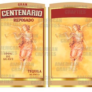Puede incluir: Dos etiquetas de botellas de tequila con borde dorado. Las etiquetas muestran el texto "CENTENARIO" en rojo, con "REPOSADO" debajo. Una ilustración detallada de una figura alada tocando la trompeta está centrada sobre un fondo dorado. También se ve el texto "100% DE AGAVE" y "TEQUILA BLANCO".