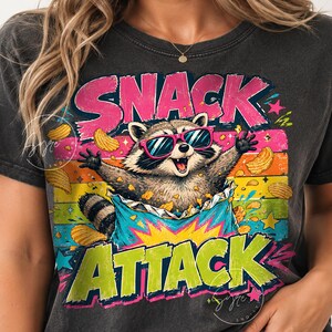Snack Attack PNG rolig tvättbjörn retro sommar sublimering chips clipart digital nedladdning för t-shirt tote roliga djur png skräp panda png