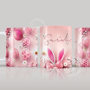Könnte beinhalten: Eine rosa Keramiktasse mit weißem Henkel zeigt ein Design aus rosa und weißen Ostereiern, Hasenohren und Blumen. Auf der Tasse steht der Name "Sarah" geschrieben.