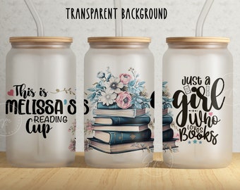 Könnte beinhalten: Drei gefrostete Glasbecher mit Bambusdeckeln und klaren Strohhalmen. Die Becher haben unterschiedliche Designs: Einer sagt "This is Melissa's Reading Cup", ein anderer hat ein florales Design mit gestapelten Büchern und der dritte sagt "Just a girl who loves books".