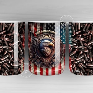 Pode incluir: Caneca de cerâmica branca com um design que apresenta uma águia careca com as asas abertas, uma bandeira americana vermelha, branca e azul, e as palavras "2nd Amendment". O fundo é um padrão de balas marrons.