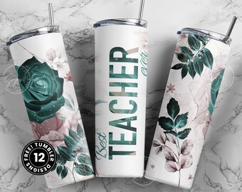 Op de afbeelding: Drie roestvrijstalen bekers met verschillende ontwerpen. Een beker heeft een bloemmotief met groene bladeren en roze bloemen. Een andere beker heeft een bloemmotief met een grote groene roos. De derde beker heeft de tekst "Best Teacher Ever" in turquoise en wit.