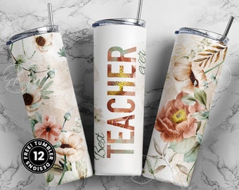 Op de afbeelding: Drie roestvrijstalen bekers met een bloemenontwerp en de tekst "Best Teacher Ever". De bekers zijn wit met een lichtroze, bruin en groen bloemenpatroon. De tekst is in een goud- en bruine kleurstelling.