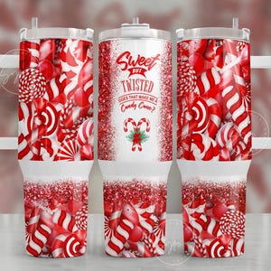 K&ouml;nnte beinhalten: Ein wei&szlig;er Becher mit einem rot-wei&szlig;en Zuckerstangenmuster und dem Text "Sweet but Twisted Does that make me a Candy Cane?"