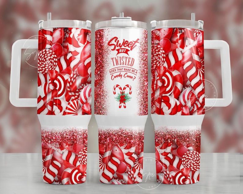 K&ouml;nnte beinhalten: Ein wei&szlig;er Becher mit einem rot-wei&szlig;en Zuckerstangenmuster und dem Text "Sweet but Twisted Does that make me a Candy Cane?"