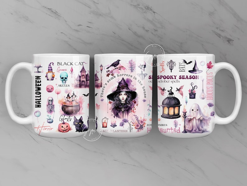 Pu&ograve; includere: Una tazza in ceramica bianca a tema Halloween. La tazza presenta una variet&agrave; di illustrazioni spettrali, tra cui una strega, un gatto nero, un fantasma, uno scheletro, una zucca e una lanterna. Il testo "Halloween", "Black Cat", "Skulls", "Ghosts", "Spooky Season", "October Spells", "Hocus Pocus", "There's some horrors in the house", e "Jack O Lantern" &egrave; stampato sulla tazza.