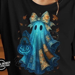 Op de afbeelding: Een digitaal ontwerp met een blauw spook met een strik en een pompoen. Het spook heeft een gloeiend gezicht en houdt een gloeiende pompoen vast. Het ontwerp bevat patches met bloemmotieven en herfstbladeren.