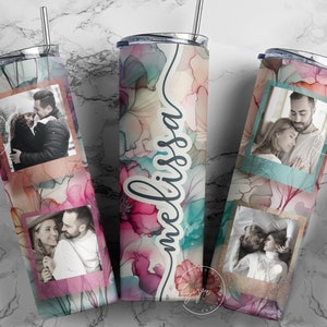 以下が含まれることがあります： 花柄とカップルの写真がプリントされたステンレス製のタンブラーが3つ。タンブラーには透明な蓋とストローが付いています。真ん中のタンブラーには「Melissa」という名前が書かれています。
