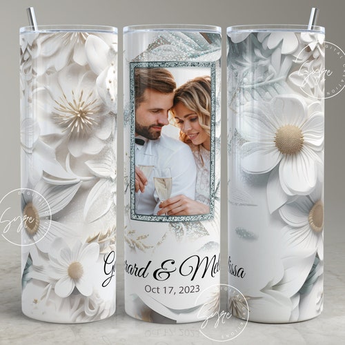 Vaso térmico blanco con diseño floral 3D para foto (PNG), envoltorio para vaso de boda, diseño para 1 foto, añade tu propio texto, envoltorio floral para sublimación de vaso térmico delgado de 20 oz (PNG)