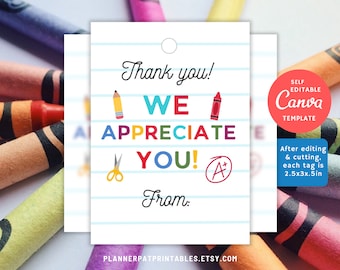 Op de afbeelding: Printbare bedankkaartjes voor leerkrachten met een schoolthema. De kaartjes bevatten kleurrijke letters die "Bedankt! We waarderen je!" spellen, met een potlood, schaar en een A+ cijfer. De kaartjes zijn 6,35 cm bij 7,62 cm en kunnen worden bewerkt met Canva.