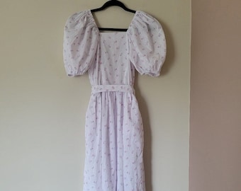 Vestido vintage bohemio de pradera con mangas abullonadas y flores blancas hechas a mano