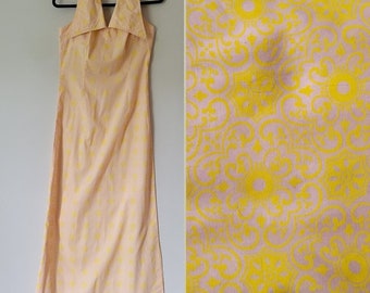 Vestido largo estilo vintage de los años 70 con cuello de daga, espalda descubierta y cuello halter en tonos melocotón pastel con amarillo