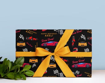 Könnte beinhalten: Schwarzes Geschenkpapier mit gelbem Band. Das Papier hat ein sich wiederholendes Muster aus roten und gelben Rennwagen, karierten Flaggen und dem Text "Happy Birthday Axel!" und "Beep Beep!"