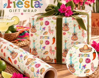 Puede incluir: Papel de regalo con un patrón repetitivo de guitarras, maracas, llamas, tacos, sombreros, chiles y flores sobre un fondo crema. El texto Fiesta está impreso en letras coloridas por todo el diseño.