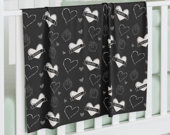 Zwart-witte inbakerdoek, mamas Boy tattoo hart baby inbakerdoek, cadeau pasgeborene, edgy baby, rocker baby, aangepaste inbakerdoek, meisje moeder