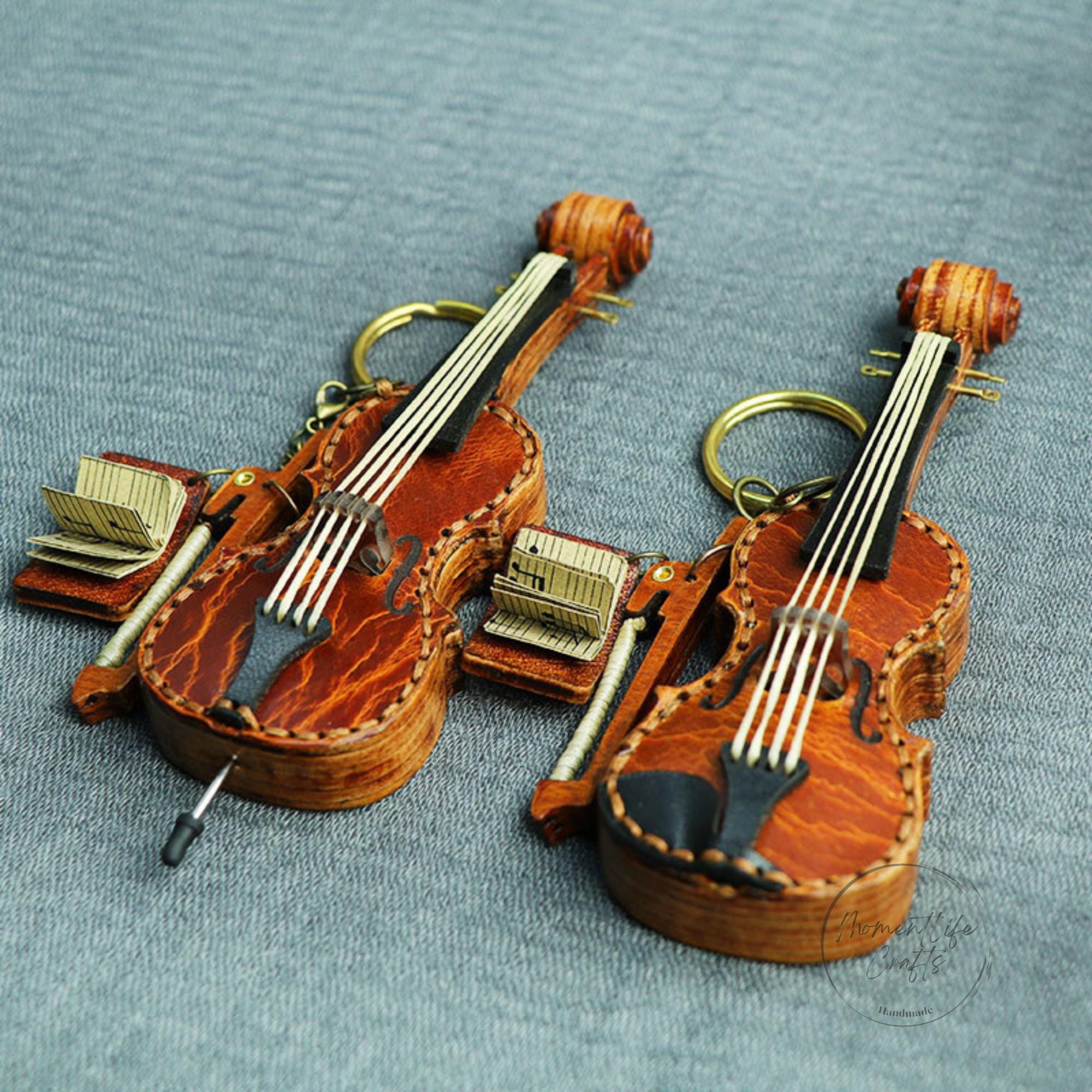 ハンドメイドレザーバイオリンキーホルダー：芸術的な音楽愛好家への