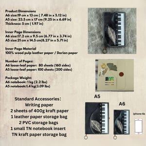 Pu&ograve; includere: Quaderni in formato A5 e A6 con un design a tasti di pianoforte. Il quaderno A6 misura 19 cm x 13 cm, e l'A5 misura 23,5 cm x 17 cm. L'immagine include un iPhone 6s per la scala. Carta interna in pelle di cellulosa di legno.
