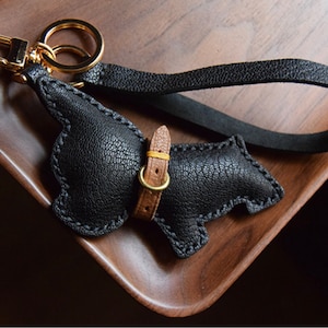 Lemeiyao Luxury Vintage Cute Puppy Car Keychain Leather Purse Pendant Handmade Bull Dog Key Chain Accessories Gift for Women Kids