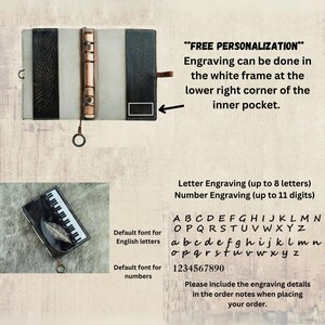 Pu&ograve; includere: Diario in pelle aperto con un centro grigio chiaro e dettagli neri. Il diario ha un raccoglitore ad anelli in metallo e una piccola tasca nera. L'immagine mostra anche un piccolo astuccio nero con un design a tasti di pianoforte e una piuma. Il testo sull'immagine dice "PERSONALIZZAZIONE GRATUITA".