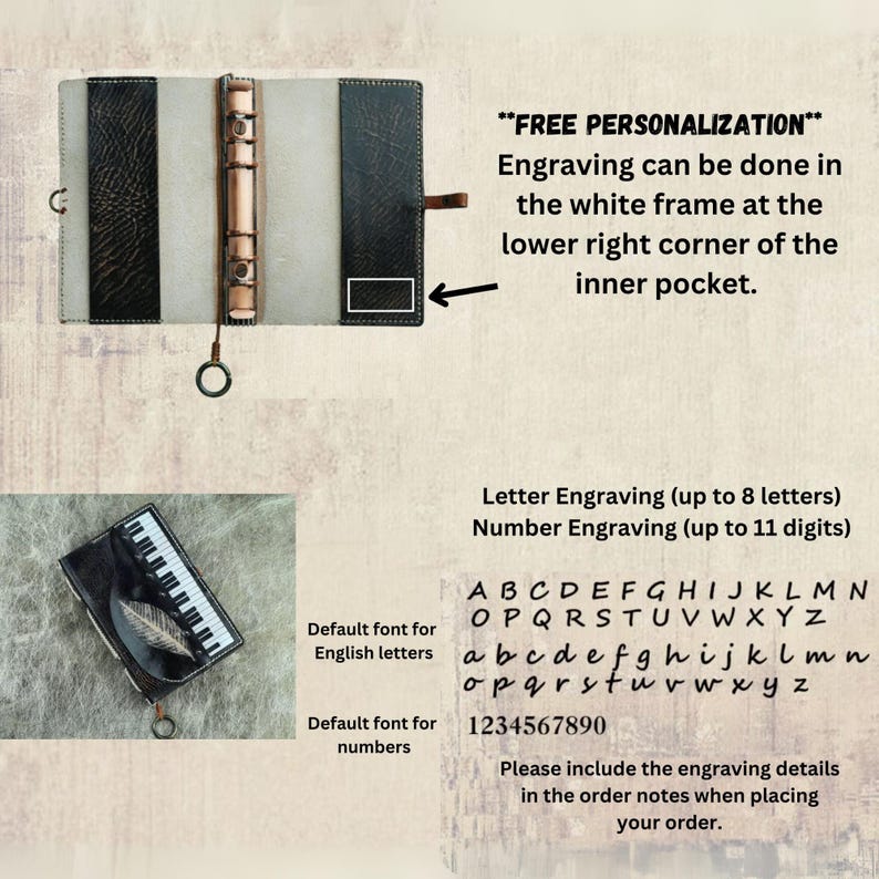Pu&ograve; includere: Diario in pelle aperto con un centro grigio chiaro e dettagli neri. Il diario ha un raccoglitore ad anelli in metallo e una piccola tasca nera. L'immagine mostra anche un piccolo astuccio nero con un design a tasti di pianoforte e una piuma. Il testo sull'immagine dice "PERSONALIZZAZIONE GRATUITA".