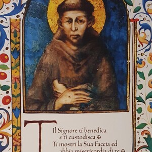 K&ouml;nnte beinhalten: Ein religi&ouml;ser Kunstdruck mit einem Portr&auml;t eines Mannes mit Heiligenschein, umrahmt von einem verzierten Blumenrand. Der Druck enth&auml;lt italienischen Text von San Francesco d'Assisi.