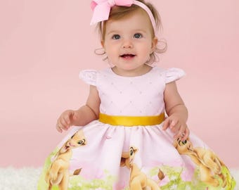 Vestido de lujo del Rey León con fajín dorado.