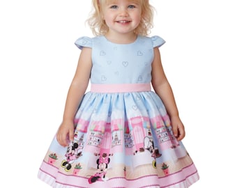 Vestido de lujo de Minnie Mouse, fondo azul.