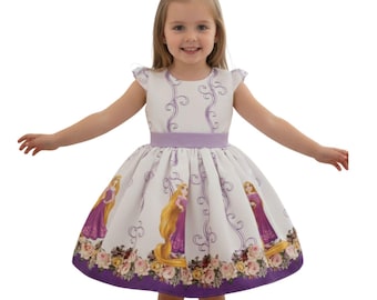 Vestido de lujo Razunzel con fajín lila.