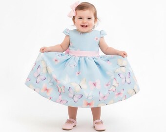 Vestido de lujo, estampado Jardín Encantado, fondo azul.