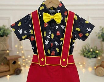 Conjunto completo de Mickey Mouse con fondo negro.