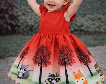 Vestido de lujo Bosque Encantado con fondo rojo.