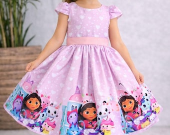 Luxe jurk van Gabby's Magic House met roze ceintuur.