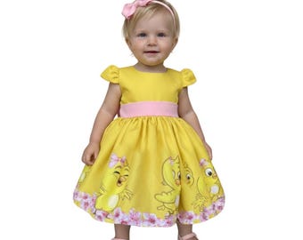 Vestido de lujo de Barbie para el pollito amarillo