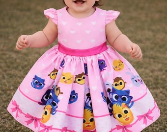 Vestido de lujo, pastel esponjoso, fondo rosa.