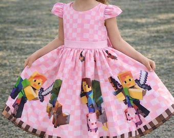 Luxe Minecraft-jurk met roze achtergrond.
