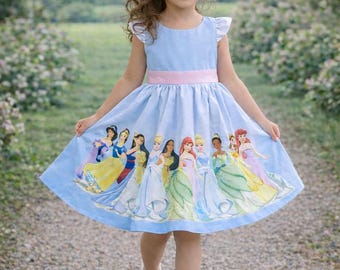 Luxe prinsessenjurk met blauwe achtergrond