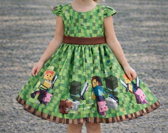 Luxe Minecraft-jurk met groene achtergrond.