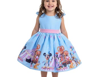 Vestido de circo de lujo de Minnie y Mickey con fondo azul.