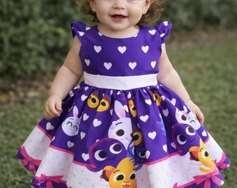 Vestido de lujo, pastel esponjoso, fondo morado.